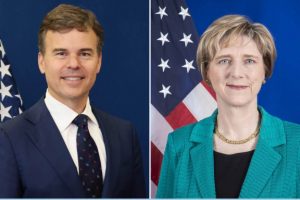 John Barrett y Laura Dogu.