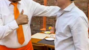 Embajador John Barrett en Caracas