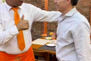 Embajador John Barrett en Caracas