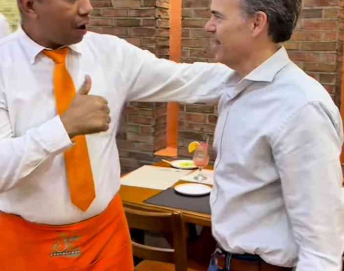 Embajador John Barrett en Caracas