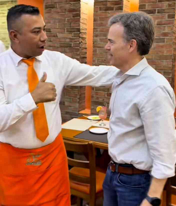 Embajador John Barrett en Caracas