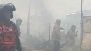Incendio en viviendas improvisadas en Coropo, Aragua fue controlado por bomberos mientras autoridades investigan las causas del siniestro.