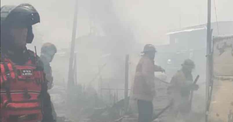 Incendio en viviendas improvisadas en Coropo, Aragua fue controlado por bomberos mientras autoridades investigan las causas del siniestro.