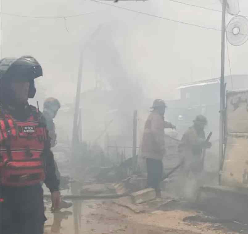 Incendio en viviendas improvisadas en Coropo, Aragua fue controlado por bomberos mientras autoridades investigan las causas del siniestro.