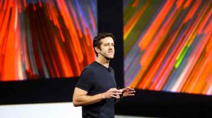 quién es John Ternus Apple