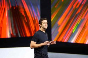 quién es John Ternus Apple