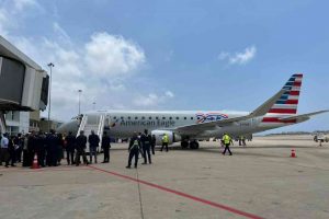 Primer vuelo de American Airlines aterriza en Maiquetía