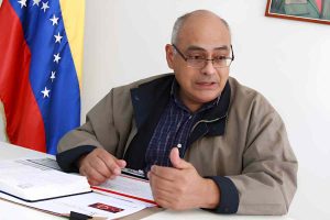 Carlos Alvarado es médico egresado de la Universidad Central de Venezuela