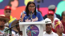 Ingreso mínimo integral sube a 240 dólares en Venezuela pero sin detalles sobre salario base o composición del aumento.