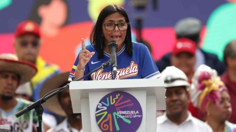 Ingreso mínimo integral sube a 240 dólares en Venezuela pero sin detalles sobre salario base o composición del aumento.