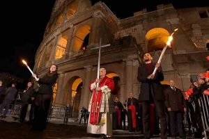 Papa León XIV porta la cruz en viacrucis en Coliseo de Roma ante miles de fieles y recupera tradición de 1994.
