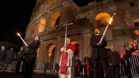 Papa León XIV porta la cruz en viacrucis en Coliseo de Roma ante miles de fieles y recupera tradición de 1994.