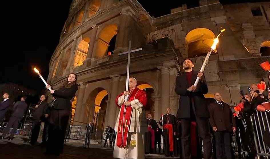 Papa León XIV porta la cruz en viacrucis en Coliseo de Roma ante miles de fieles y recupera tradición de 1994.