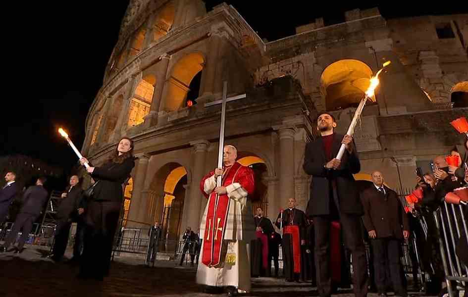 Papa León XIV porta la cruz en viacrucis en Coliseo de Roma ante miles de fieles y recupera tradición de 1994.