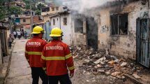 Explosión bombona de gas. Imagen con dos bomberos y una casa en cenizas