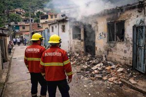 Explosión bombona de gas. Imagen con dos bomberos y una casa en cenizas