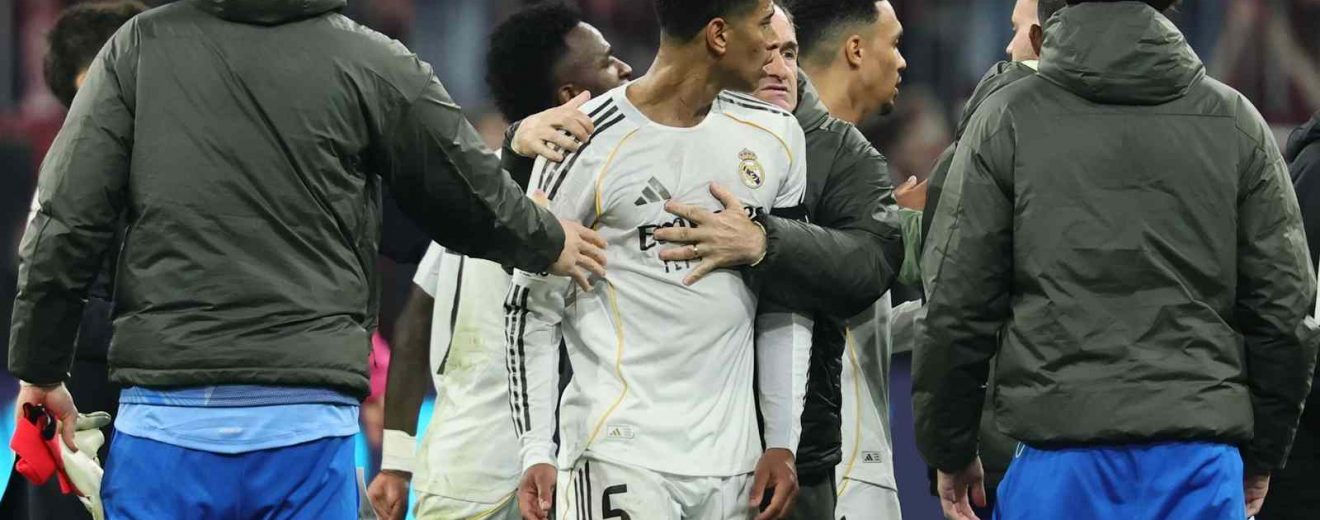 Bellngam discute con el árbitro tras expulsion de Camavinga