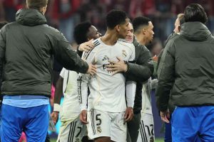 Bellngam discute con el árbitro tras expulsion de Camavinga