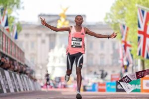 Sabastian Sawe rompe récord mundial en maratón de Londres con histórico tiempo de 1:59:30.