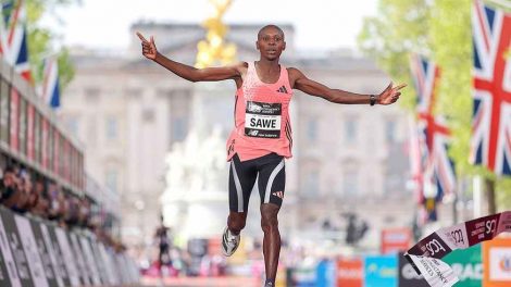 Sabastian Sawe rompe récord mundial en maratón de Londres con histórico tiempo de 1:59:30.