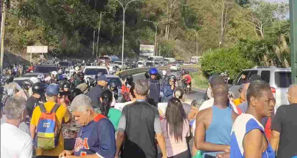 Vecinos de La Macarena trancaron la Panamericana por falta de agua