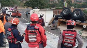 Gandola volcó en la ARC y derramó carga de MDF en plena vía