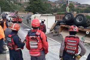 Gandola volcó en la ARC y derramó carga de MDF en plena vía