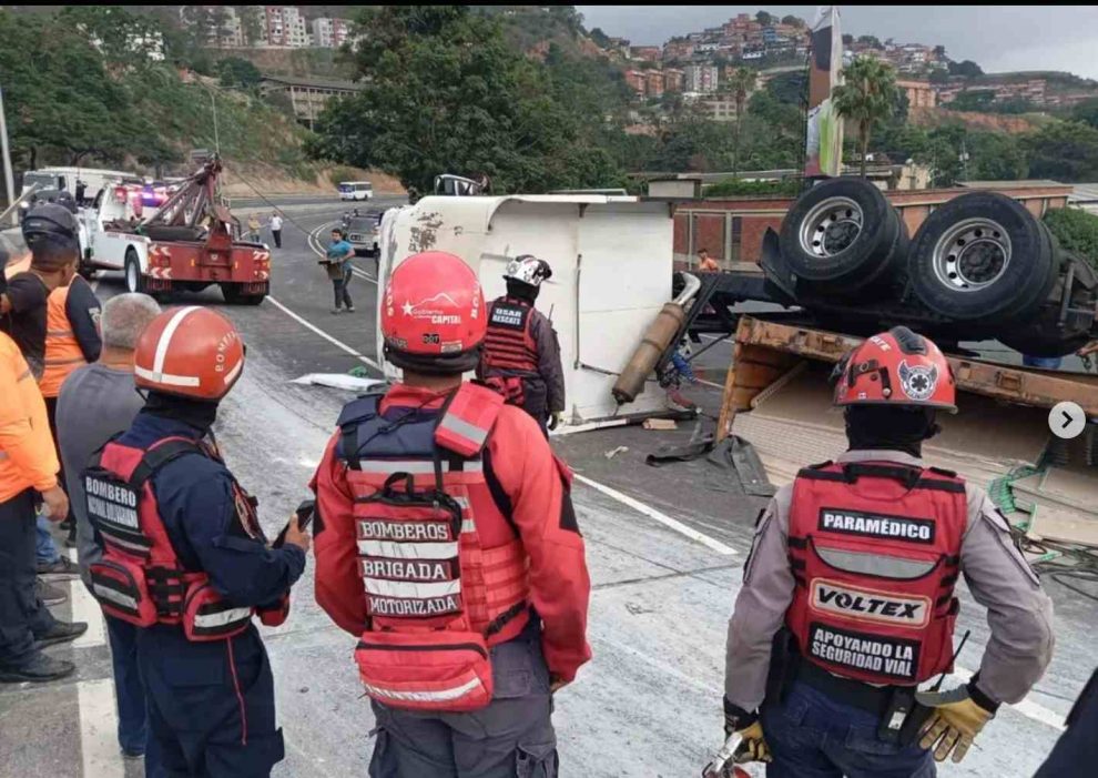 Gandola volcó en la ARC y derramó carga de MDF en plena vía