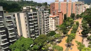 Rotura de tubería de Hidroven inundó el boulevard de El Cafetal en Baruta