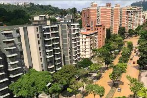 Rotura de tubería de Hidroven inundó el boulevard de El Cafetal en Baruta