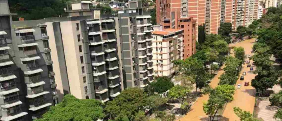 Rotura de tubería de Hidroven inundó el boulevard de El Cafetal en Baruta