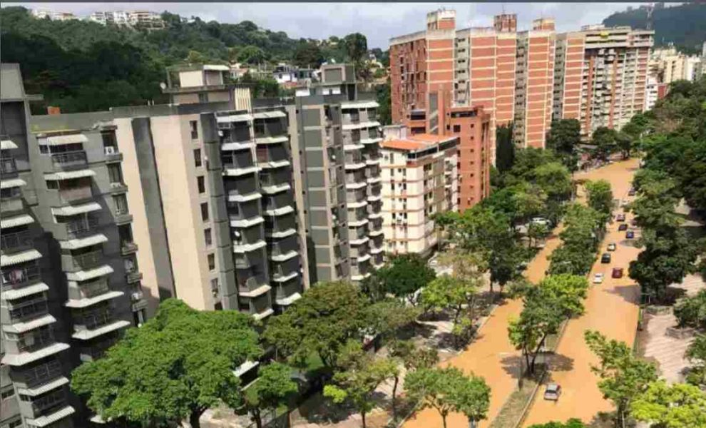 Rotura de tubería de Hidroven inundó el boulevard de El Cafetal en Baruta