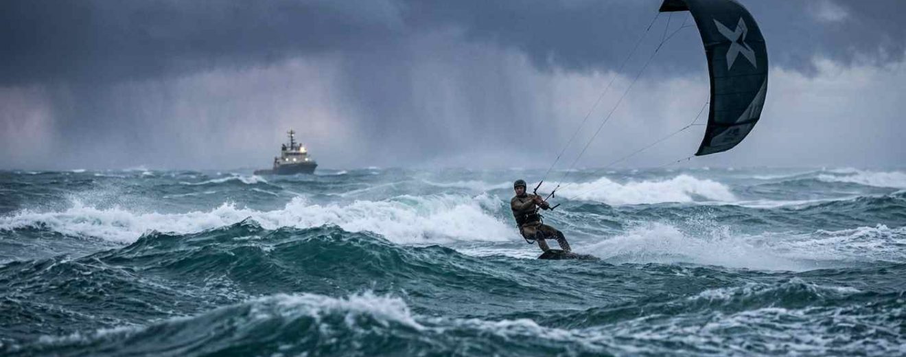 Buscan a kitesurfista venezolano