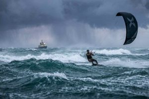 Buscan a kitesurfista venezolano