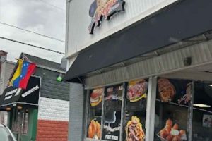 Hombre armado asaltó restaurante venezolano en Chicago y robó prendas de oro al encargado del local.