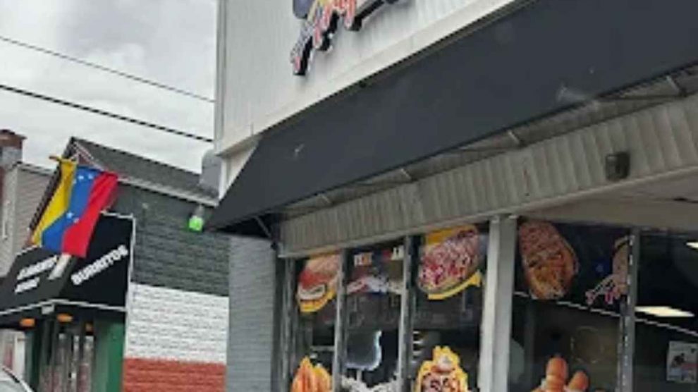 Hombre armado asaltó restaurante venezolano en Chicago y robó prendas de oro al encargado del local.