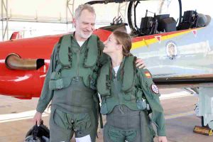 Princesa Leonor compartió un vuelo con el rey Felipe en una jornada histórica de su formación militar. Video