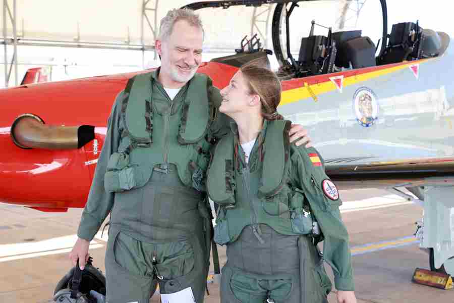 Princesa Leonor compartió un vuelo con el rey Felipe en una jornada histórica de su formación militar. Video