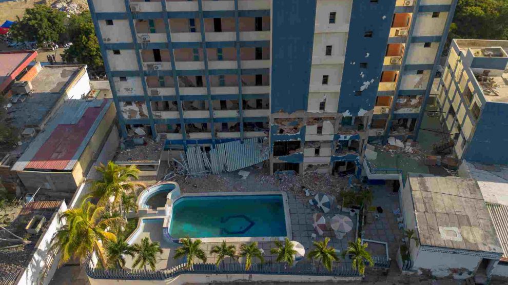 vista de edificio tras terremoto en Venezuela