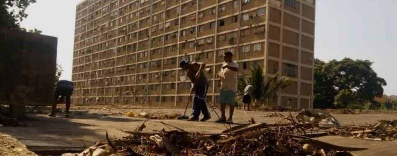 Joven sobrevivió gracias a su perro tras permanecer 12 días bajo los escombros en La Guaira