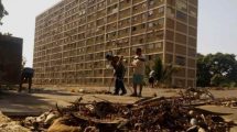 Joven sobrevivió gracias a su perro tras permanecer 12 días bajo los escombros en La Guaira