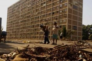 Joven sobrevivió gracias a su perro tras permanecer 12 días bajo los escombros en La Guaira