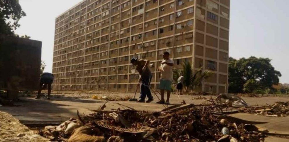 Joven sobrevivió gracias a su perro tras permanecer 12 días bajo los escombros en La Guaira