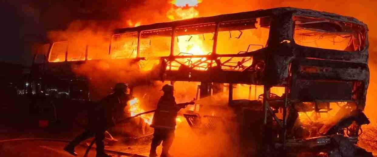 Incendio consume autobús en la ARC