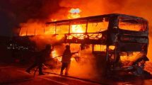 Incendio consume autobús en la ARC