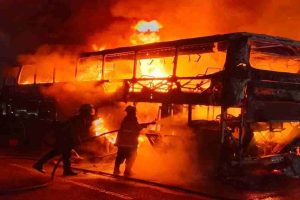 Incendio consume autobús en la ARC