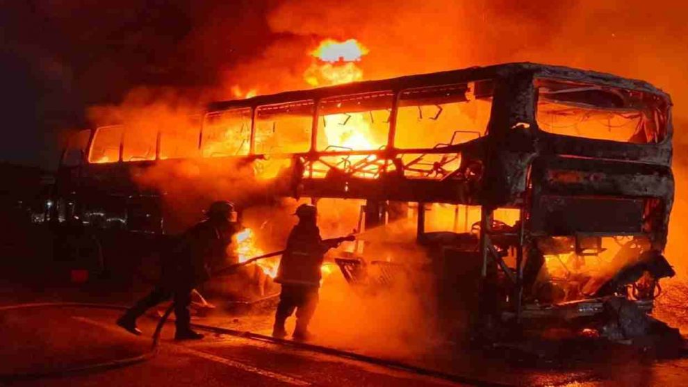 Incendio consume autobús en la ARC