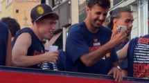 Víctor Muñoz celebró con una gorra de Leones del Caracas