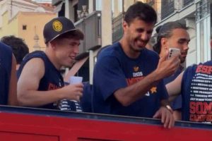 Víctor Muñoz celebró con una gorra de Leones del Caracas
