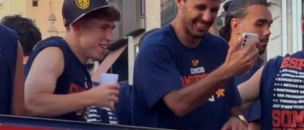 Víctor Muñoz celebró con una gorra de Leones del Caracas